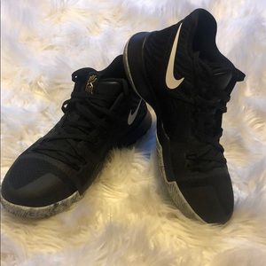 Nike Kyrie BOYS SIZE 5.5Y